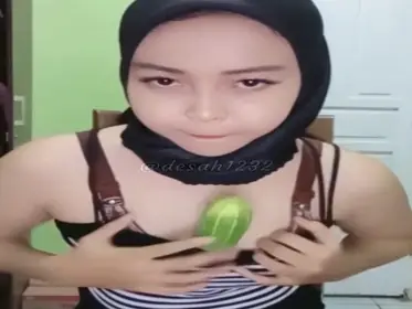 Bokep Jilbab Cantik Live Show Timun Gaya WOT Lumer poster