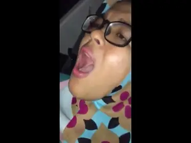 Cewek Berjilbab Mengalami Kejang di Dalam Mobil, Respons Tubuh yang Sangat Nyata dan Tidak Terduga poster