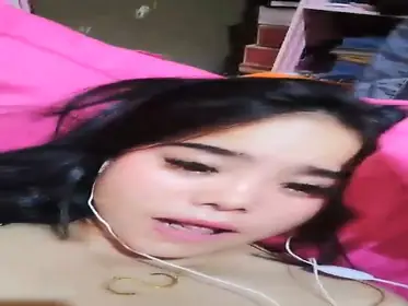 Pamer Memek Basah Live Pake Earphone Putih poster